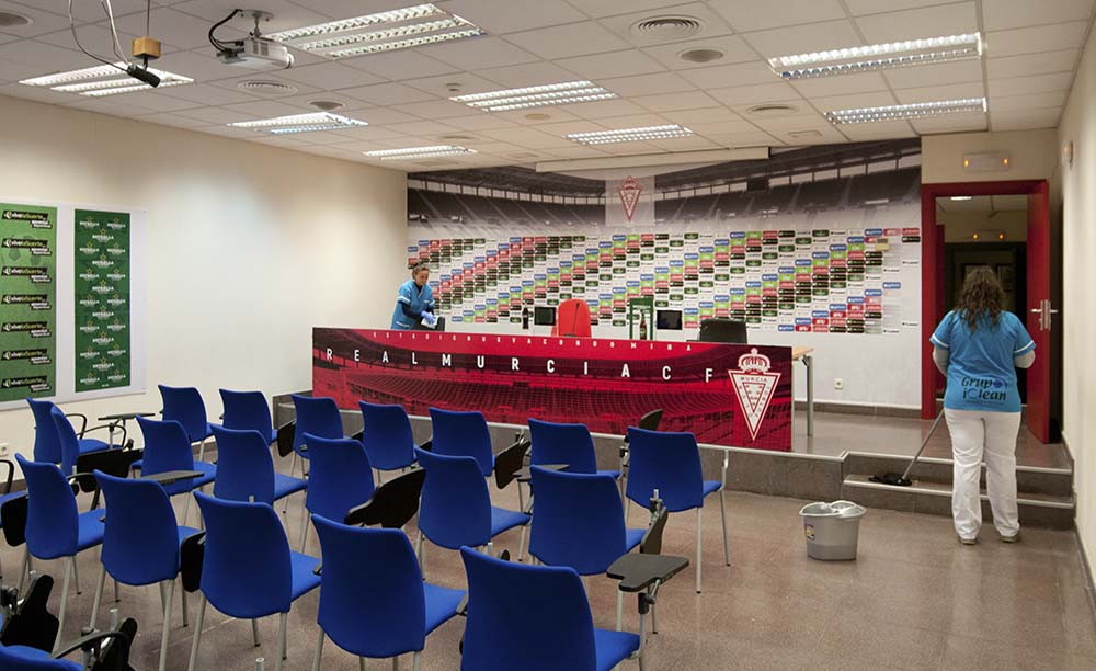 Empleadas de limpieza de iClean en el estadio del Real Murcia