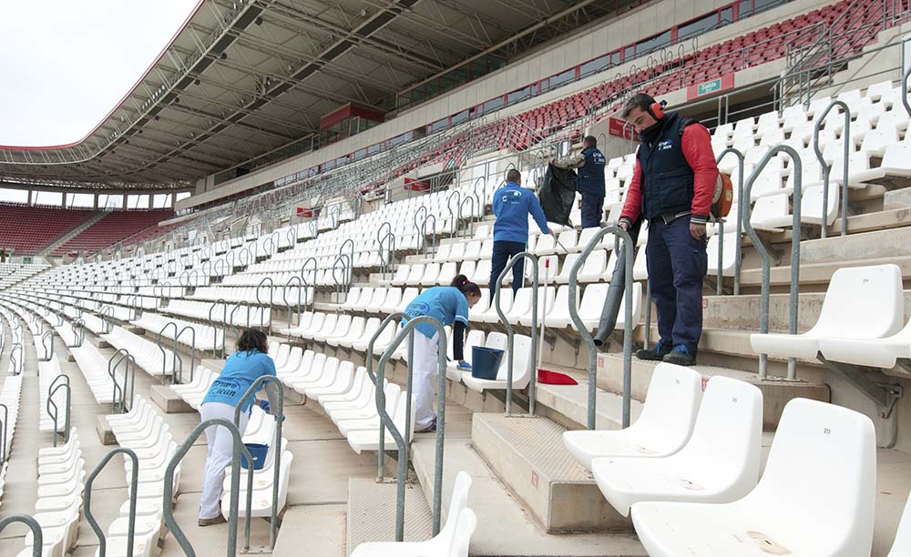 Empleados de limpieza de iClean en el estadio del Real Murcia